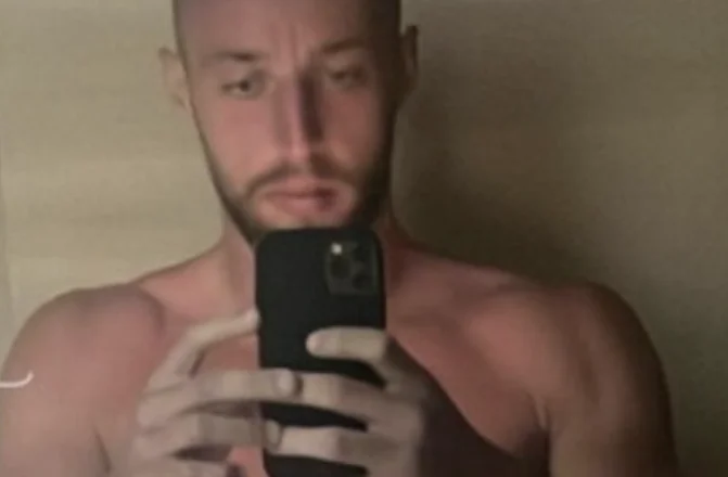 Der italienische Fußballspieler überrascht, sein Telefon wird gehackt, und er hat ein Bild, das er sieht völlig nackt