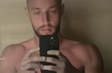 Der italienische Fußballspieler überrascht, sein Telefon wird gehackt, und er hat ein Bild, das er sieht völlig nackt