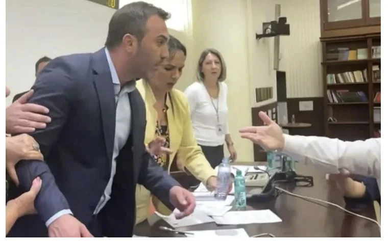 Caos en el norte de Macedonia Asamblea: Arben Ademi Beats MP