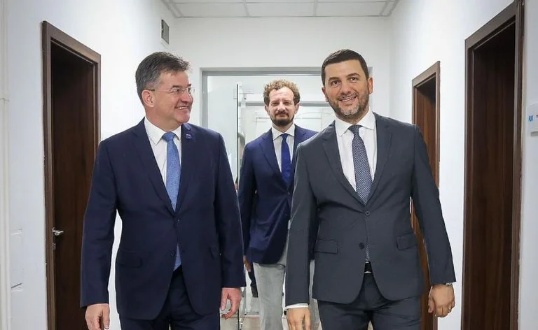 Memli Krasniqi rencontre Lajcak : parler des attitudes du PDK à l'égard du dialogue