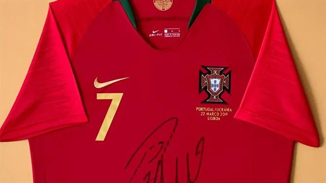 Vente aux enchères Fanella de Ronaldo, l'argent gagné va à l'armée ukrainienne
