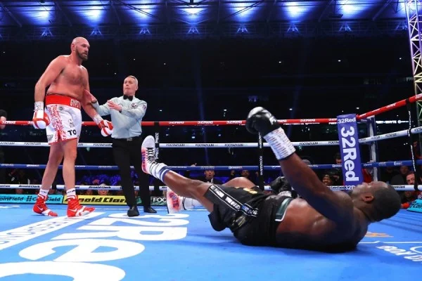 Fury insulta gravemente Joshua e dice di non poterlo battere con una palla da baseball.