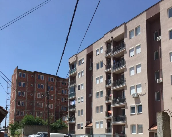 El gobierno de Serbia comparte 10 residencias para la policía de Kosovo en el norte de Mitrovica