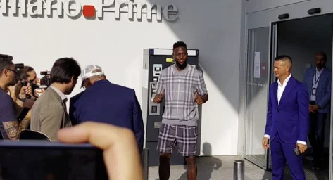 La première équipe de transfert de Milan Origi arrive en Italie