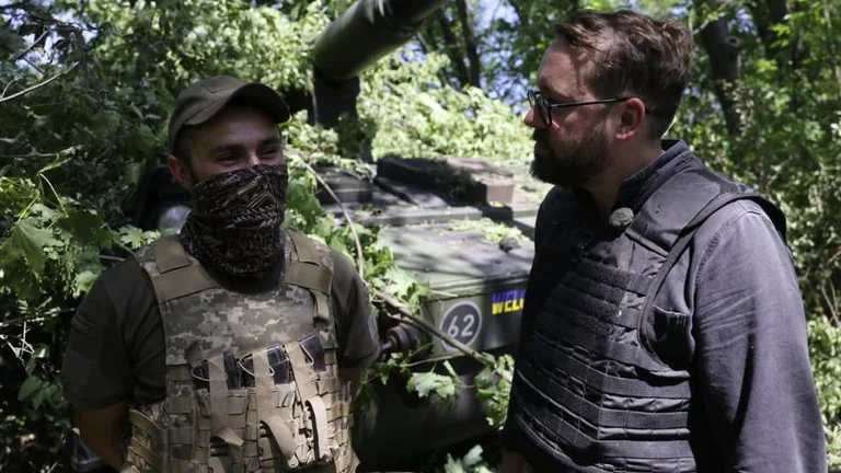 Hidden in the forest, ready to attack: German Howitzer arrives in Ukraine