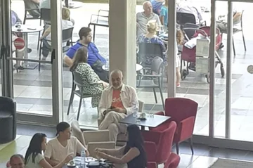 Rama monitora il bambino Zahon mentre gioca ai videogiochi
