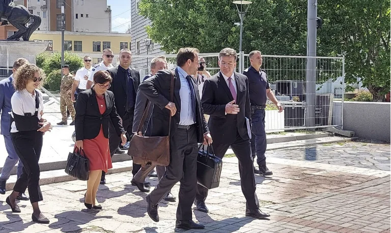 Lajcak arrive au Kosovo, se dirige vers Kurti