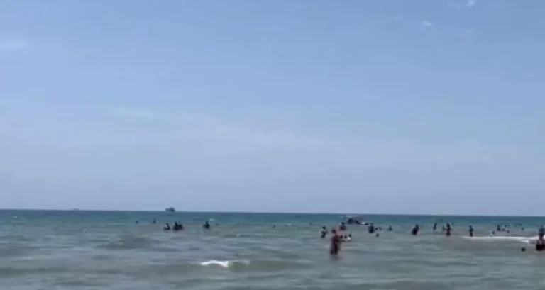 Durres Beach “is abgeschnitten” durch Mücken