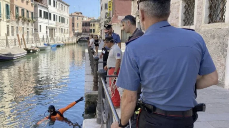 Tre albanesi si scontrano con coltelli a Venezia, uno salta nel canale per sfuggire alle macchie