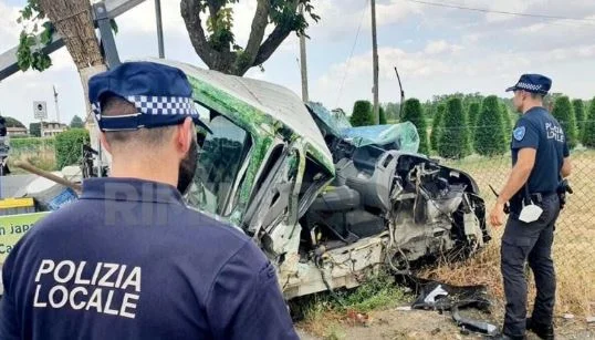 Albanian van crashed into the tree, sent to hospital by helicopter