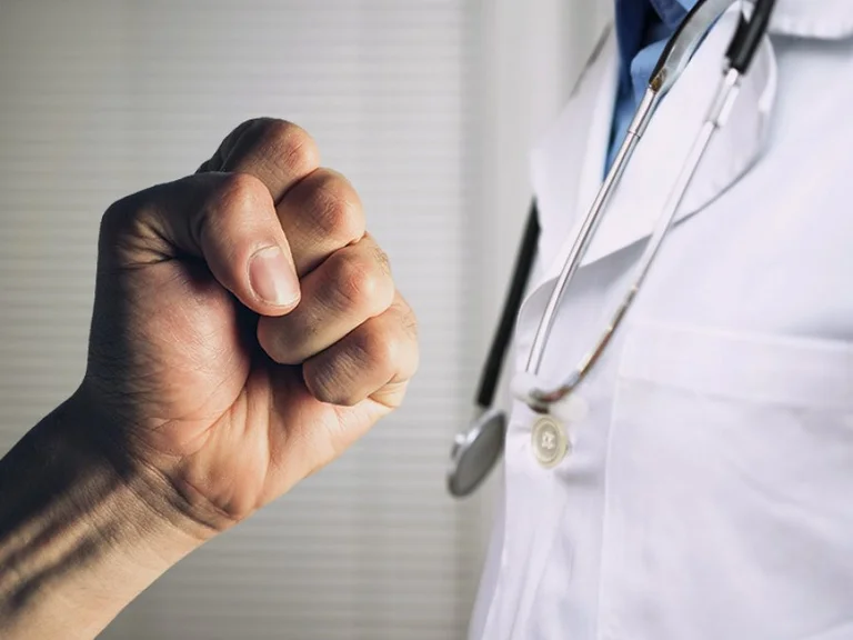 A doctor is attacked at KKUK's Cardiology Clinic