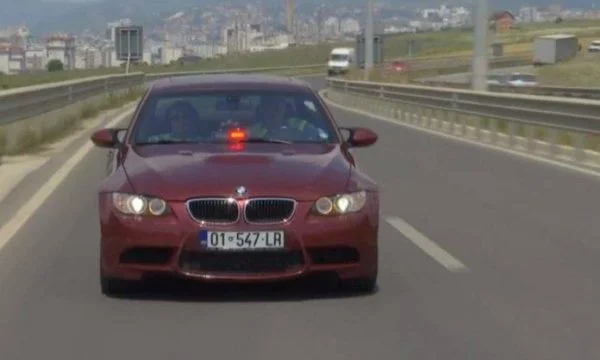 I poliziotti civili rilevano i superiori della velocità