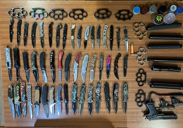 I giovani in Kosovo stanno anche comprando coltelli attraverso Intragram, come ha fatto il 12enne Skenderaj shopping per la pistola fredda.