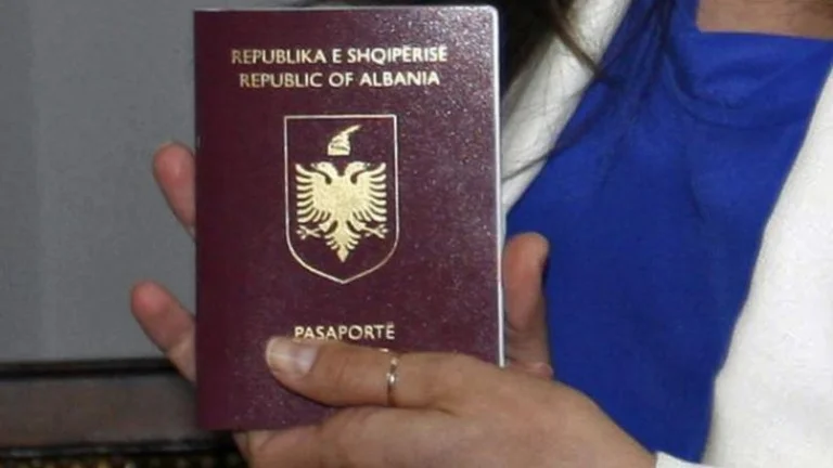 Minxhozi: vedo impossibile dare passaporti albanesi del Kosovo