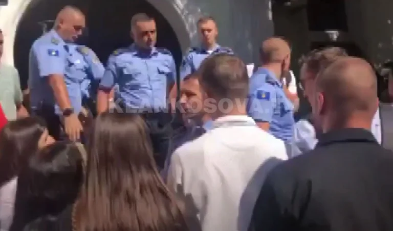 Tensions between students and police before the reactor