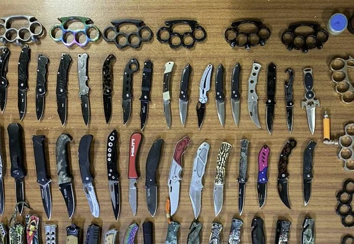 Allarme di Ferizaj Scuole: 48 coltelli, 5 pistole, 6 mulini per pentole blu trovati polizia