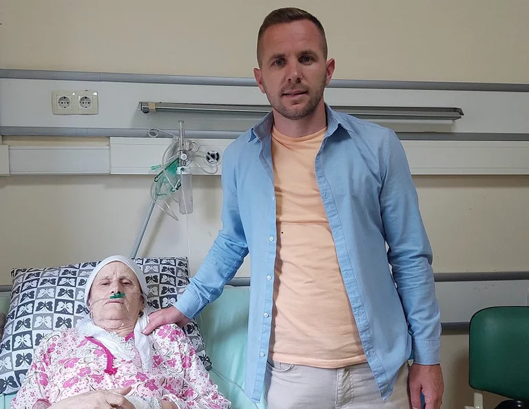 Il n'y a pas eu un mois depuis la mort de Père, maintenant la mère d'Hysni Gucatt est à l'hôpital.