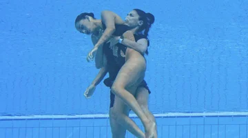 “Was nicht atmen”, spricht der Heldin Coach, der den Schwimmer gerettet hat: Seine Lunge wurde mit Wasser gefüllt