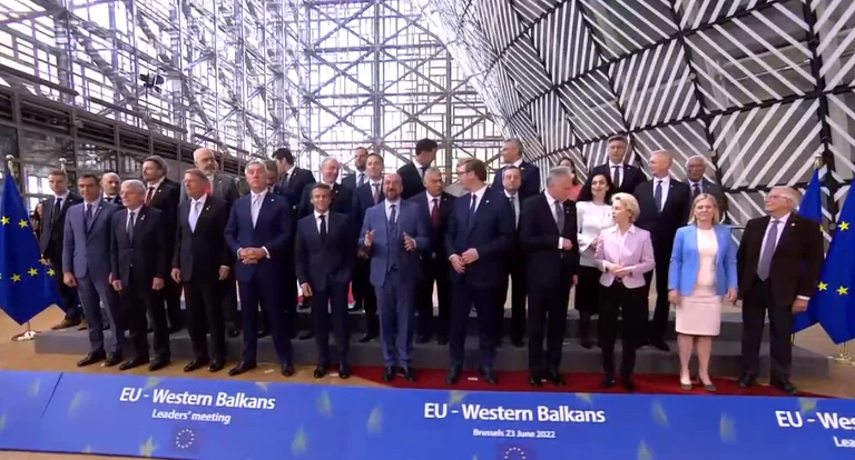 Ends the summit, media address Der Leyen, Macron and Michel