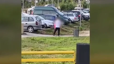 Un uomo brutalmente picchia una bambina a Pristina