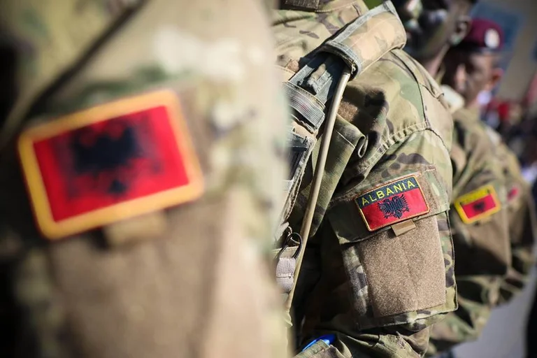 L'Albania alza gli stipendi dei soldati del 30%