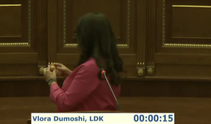 Vlora Dungosh gives Albilena Hadziu eggs: Throw it at con man Kurt