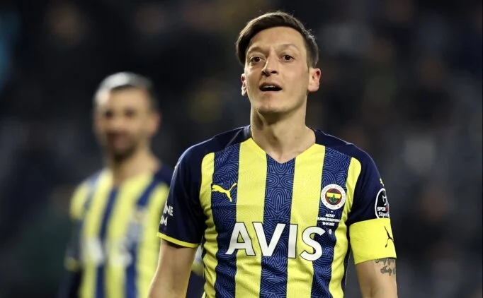 Ozil answers to Fenerbahces coach: I'm not on vacation in Turkey