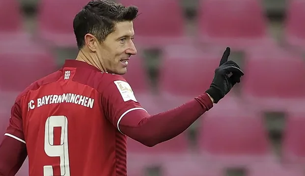 Lewandowski è fermo durante l'incontro con il direttore di Bayerni: vuole unirsi a Barcellona