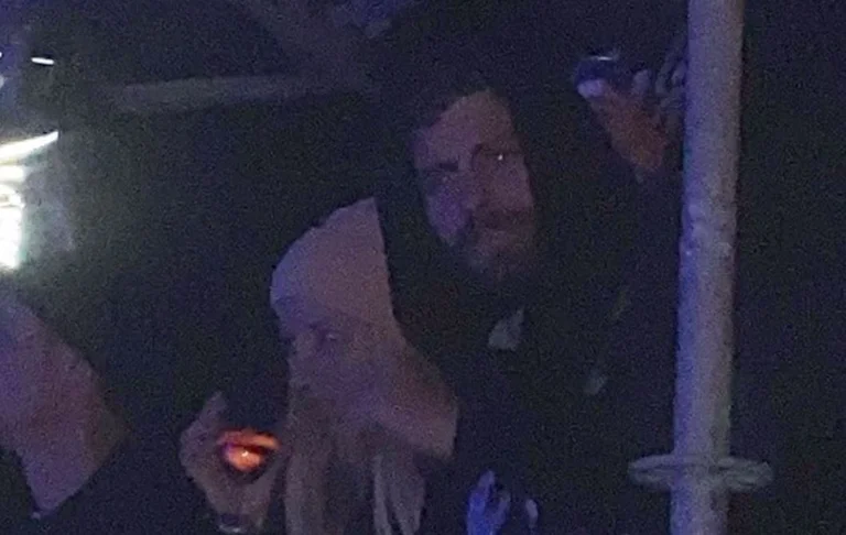 Pique looks at a party associated with a blonde