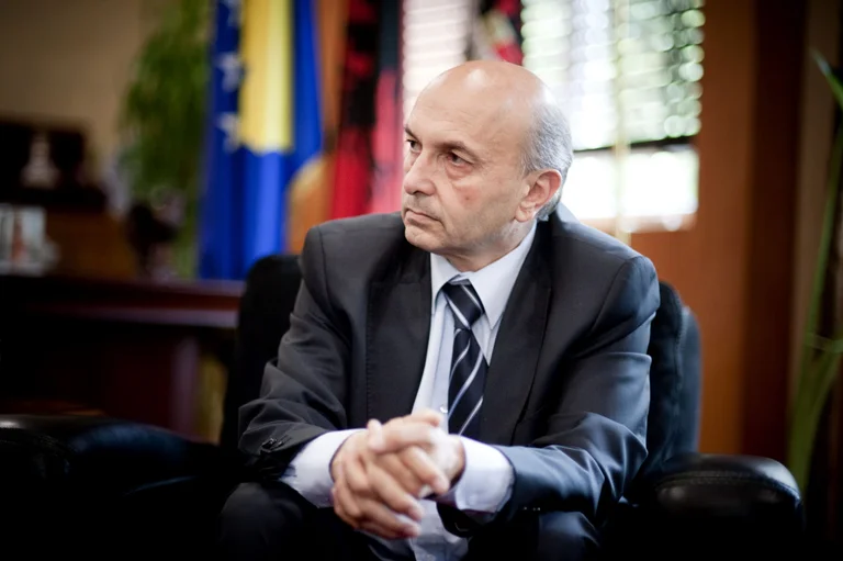 Isa Mustafa komenton gjendjen me pandeminë: S’është turp për Qeverinë me marrë mësime nga Armend Zemaj