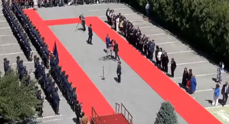 Ministers of the two governments are waiting only for Rama and Kurt, all ready for the meeting