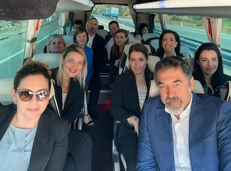 En autobuses a Kosovo: los ministros albaneses se dirigen hacia Pristina