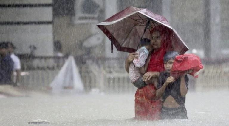 Des dizaines de morts et des millions bloqués par les inondations en Inde et au Bangladesh