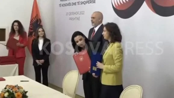No se lleva a cabo ninguna ceremonia de acuerdo sin una burla, el ministro Rizvanolli hace concesiones