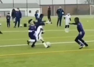 Der Junge des unglaublichen Mess. Sehen Sie, wie der Ball nicht von seinem Bein entfernt werden kann.