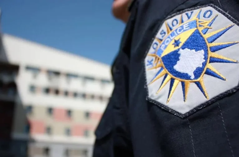 Z motorji v roki” dva človeka ovirata policiste v narodnem parku