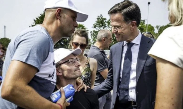 Dutch government apologises to Srebrenica veterans