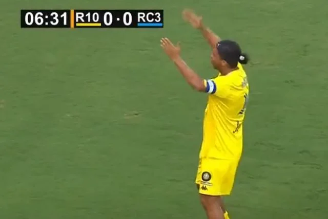 He's 42 years old, but I never lose his class. Ronaldihno gives his show.