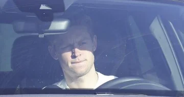 Frankie de Jong bekommt Dinge aus dem Schrank in der Nähe der Übertragung von Man United