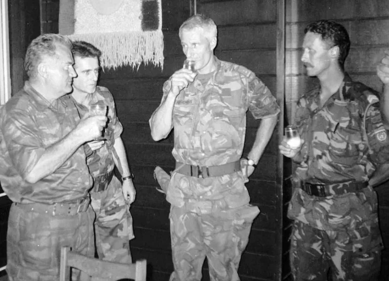 Primo ministro olandese Urges Perdono ai pacificatori di Srebrenica