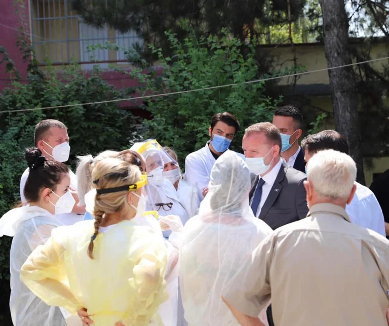 Il cuore chiama il governo Kurti: fermare la caccia contro il settore sanitario, spostando i dipendenti dal Kosovo