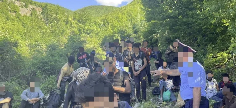 La policía de Kosovo y Albania coopera: 67 refugiados que entran ilegalmente