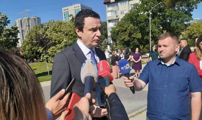 Albin Kurti rende omaggio a Busti “Heroina”, elogia il contributo della moglie alla società