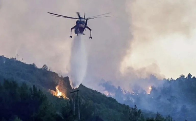 Greece on fire: Firefighters and helicopters on the ground