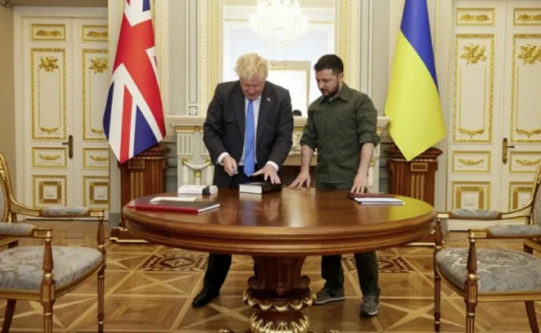 Visit to Kiev, this is the gift Johnson gave Zelensky
