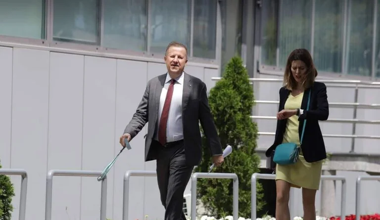 veterans' course, two hours at the meeting, in Government, is seen entering chief of the EU Office