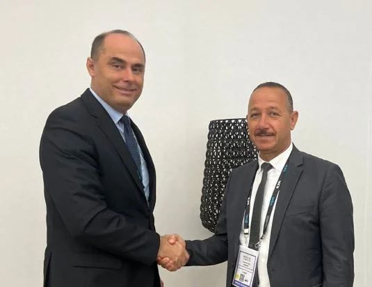 Les dirigeants de deux policiers du Kosovo, Tunisie, se rencontrent à Paris