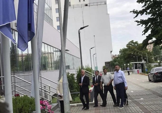 I veterani vanno nell'ufficio di Kurt, l'incontro è tenuto da porte chiuse