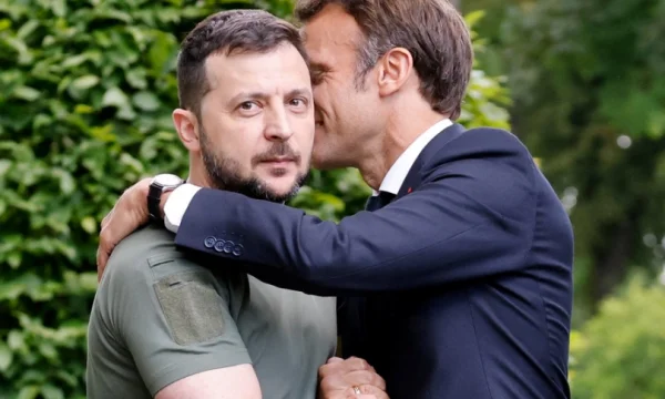 Lo que Macron dijo a Zelensky en su oído, la imagen de su abrazo se vuelve viral
