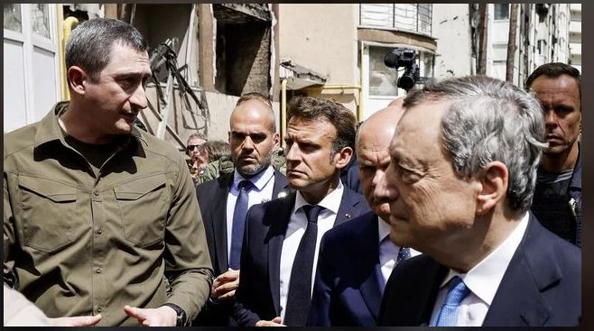 Macron accuse la Russie de crimes de guerre